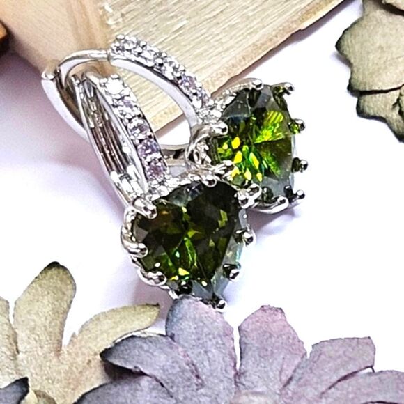 Green Peridot Dangle Earrings & White Baguette Diamonds on 925 Silver - Picture 3 of 6